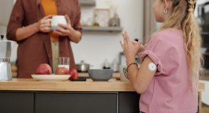Höhere Sicherheit in der Therapie: Mehr Freiheit für Mila – dank AID-System | Foto: Mediaphotos – stock.adobe.com