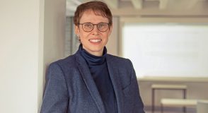 Die Interviewte PD Dr. Simone von Sengbusch blickt lächelnd in die Kamera. | Kinder mit Leidenschaft und Begeisterung betreuen: Interview mit Diabetologin PD Dr. Simone von Sengbusch | Foto: privat