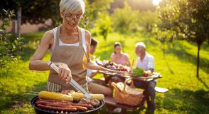 Kochen im Freien: Sommer, Sonne, Grillgenuss | Foto: ivanko80 – stock.adobe.com