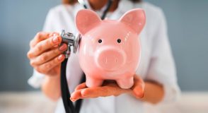 Kosten im Gesundheitssystem: Geht das nicht günstiger? | Foto: Andrey Popov – stock.adobe.com