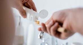 Neue Zahnpasta stoppt Parodontitis-Bakterien – warum das gerade für Menschen mit Diabetes wichtig ist | Foto: LIGHTFIELD STUDIOS – stock.adobe.com