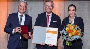 Prof. Dr. Thomas Haak (Mitte) präsentiert gemeinsam mit Prof. Dr. Andreas Seufert (links) und Prof. Dr. Barbara Ludwig seine Urkunde und die Hellmut-Otto-Medaille der Deutschen Diabetes Gesellschaft. Prof. Haak hält zudem die geöffnete Medaillenbox, Prof. Ludwig einen Blumenstrauß.