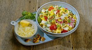 Rezept für Bandnudeln mit Walnüssen, Erbsen und Kirschtomaten | Foto: MedTriX / Bernhard und Gabi Kölsch