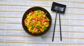 Rezept für Mie-Nudel-Bowl mit Garnelen | Foto: Bernhard und Gabi Kölsch / MedTriX