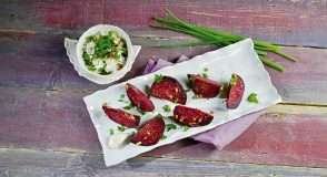 Rezept für Ofen-Rote-Bete mit Kräuter-Nuss-Dip | Foto: MedTriX / Bernhard und Gabi Kölsch