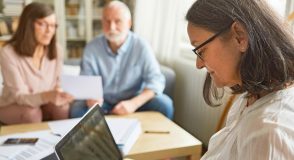 Starke Partner für knifflige Fragen: Wenn Bürokratie zur Hürde wird, ist die DDF zur Stelle | Foto: Robert Kneschke - adobe.stock.com