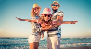 Tipps für Familien mit Kindern mit Diabetes: Sonne, Strand und Pumpe – gut vorbereitet in den Urlaub | Foto: Sunny studio – stock.adobe.com