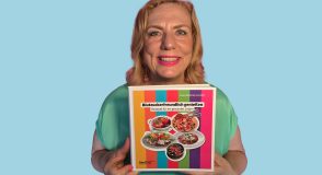 Ernährungsexpertin und Diabetes-Anker-Redakteurin Kirsten Mettrnich von Wolff hält lächelnd in die Kamera blickend ihr neues Buch „Blutzuckerfreundlich genießen – Rezept für ein gesundes Leben“ in den Händen.